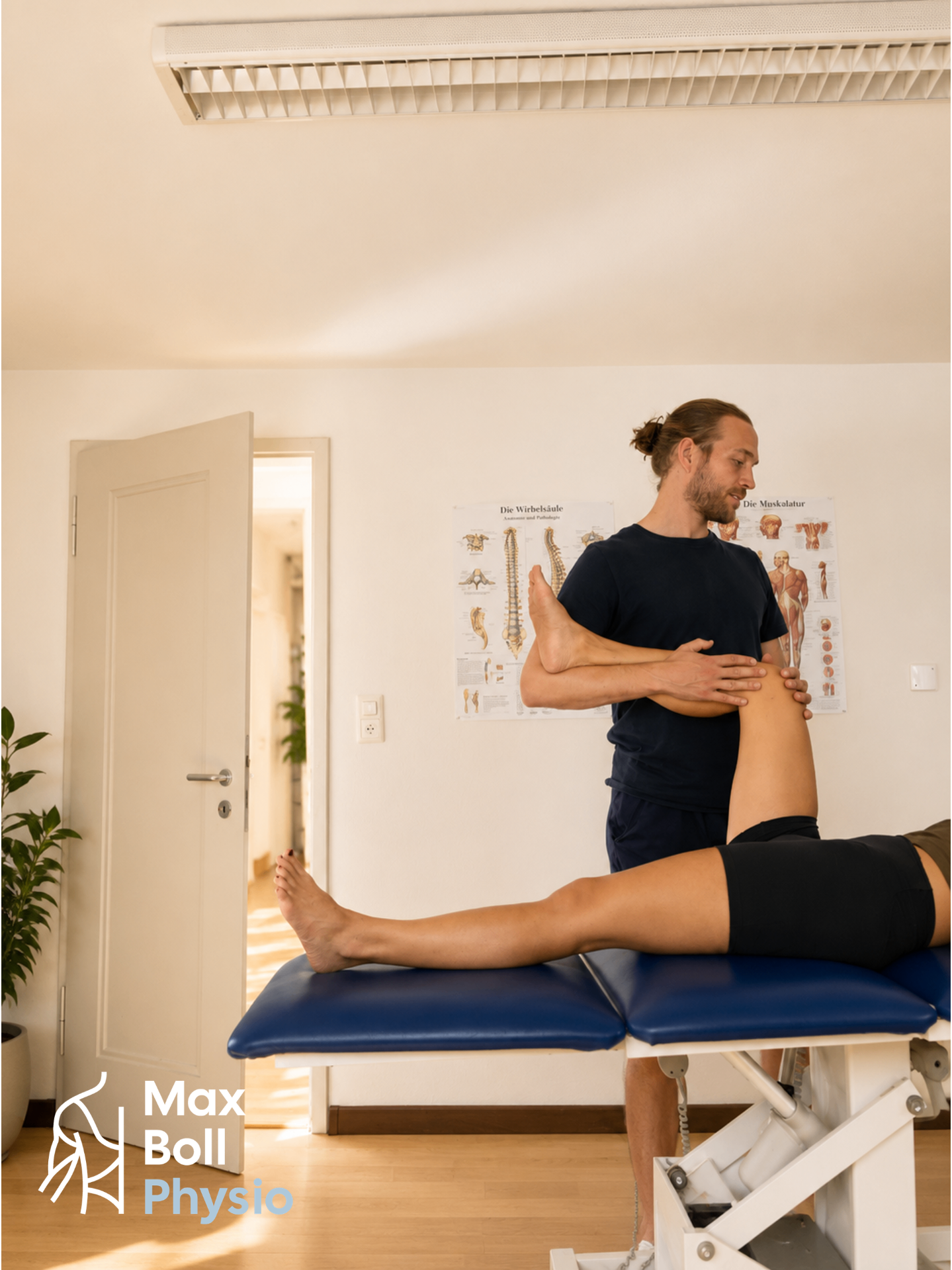 Physiotherapeutin behandelt Patientin in moderner Praxis